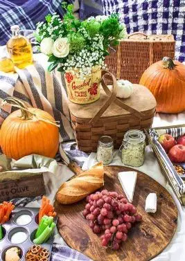 have a fall-themed picnic